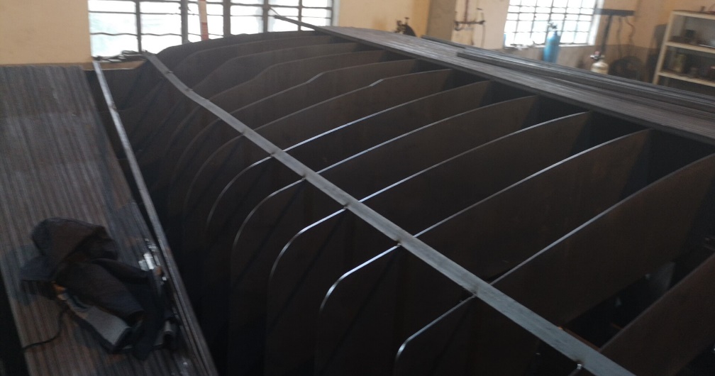 Steel support frame for a glass-fibre and tooling-paste master model