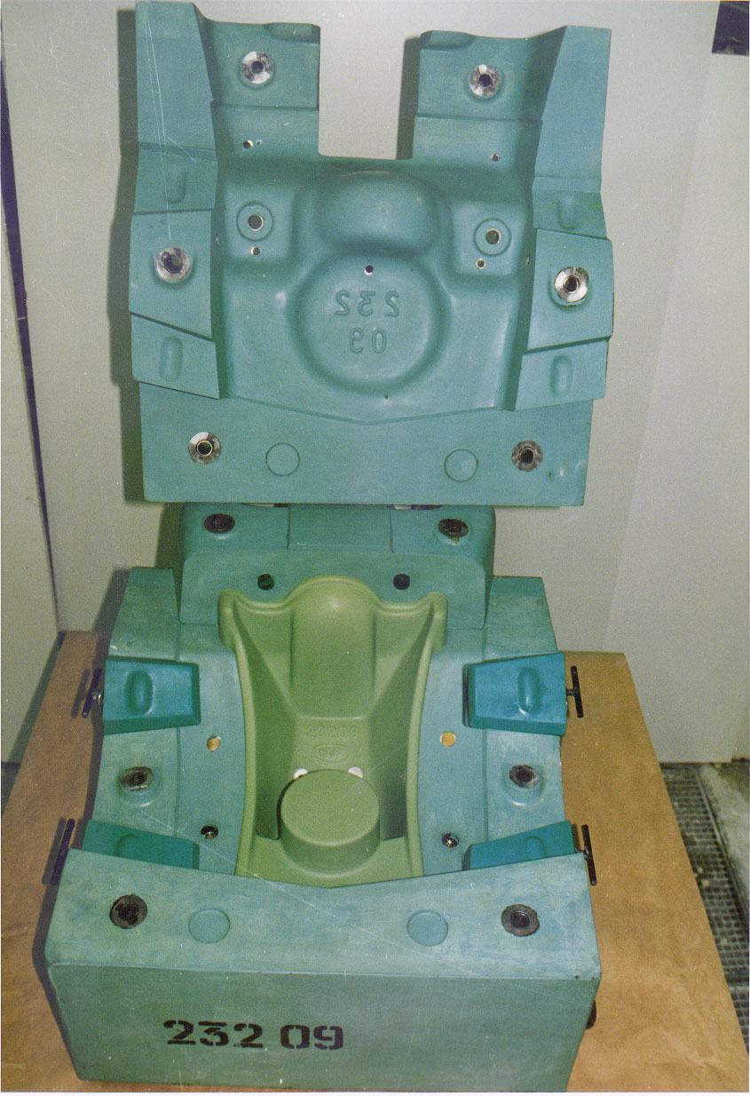 Ceramic case mould assembly for sanitaryware forming